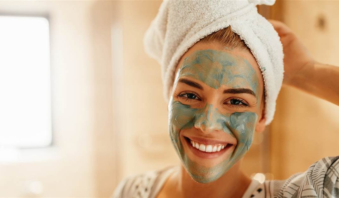 Soulignez l’acné, les soins du visage à domicile et plus