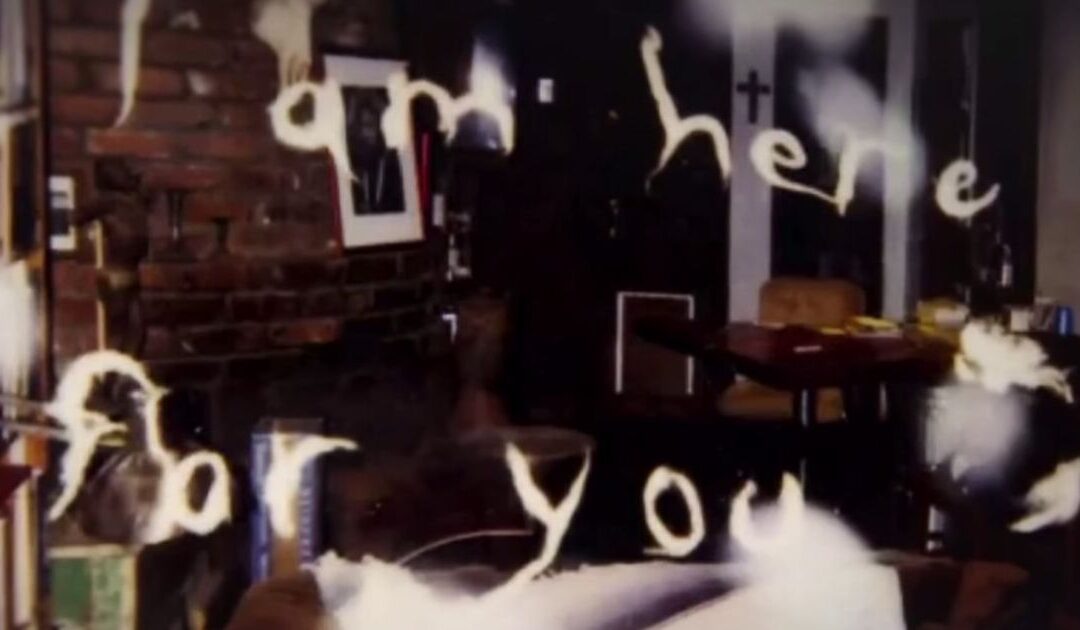 Un homme effrayé prend des photos dans une maison «  hantée  » et capture un «  fantôme  » en train de lui parler