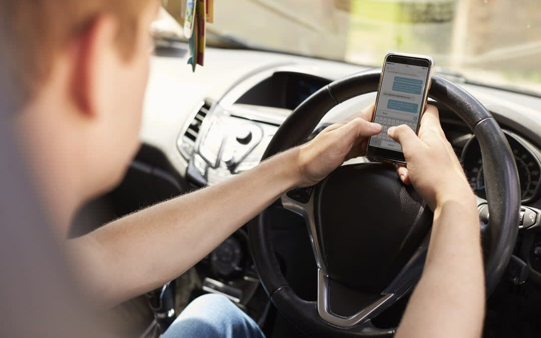 Nomophobie et utilisation illégale des téléphones portables sur les routes australiennes – Monash Lens