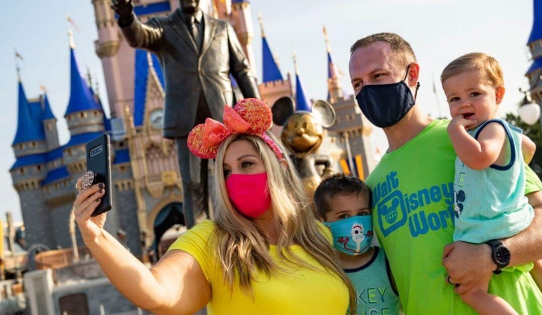 Les clients réagissent aux directives mises à jour des masques faciaux des parcs Disney